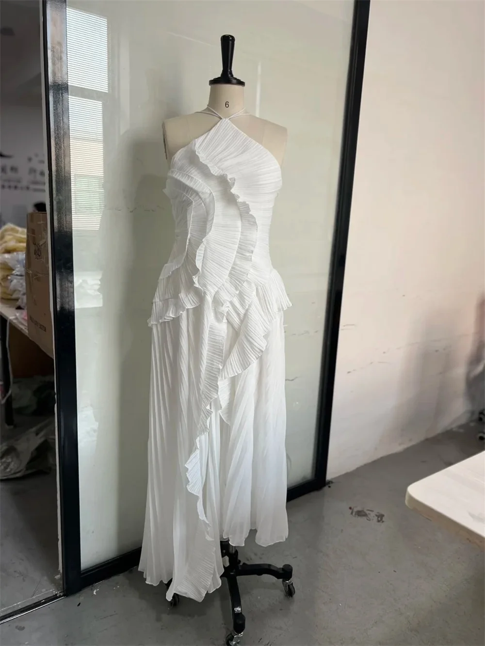 Customized off-shoulder white wedding dress with three-dimensional ruffled full flowing skirt and lightweight soft fabric. Adjus