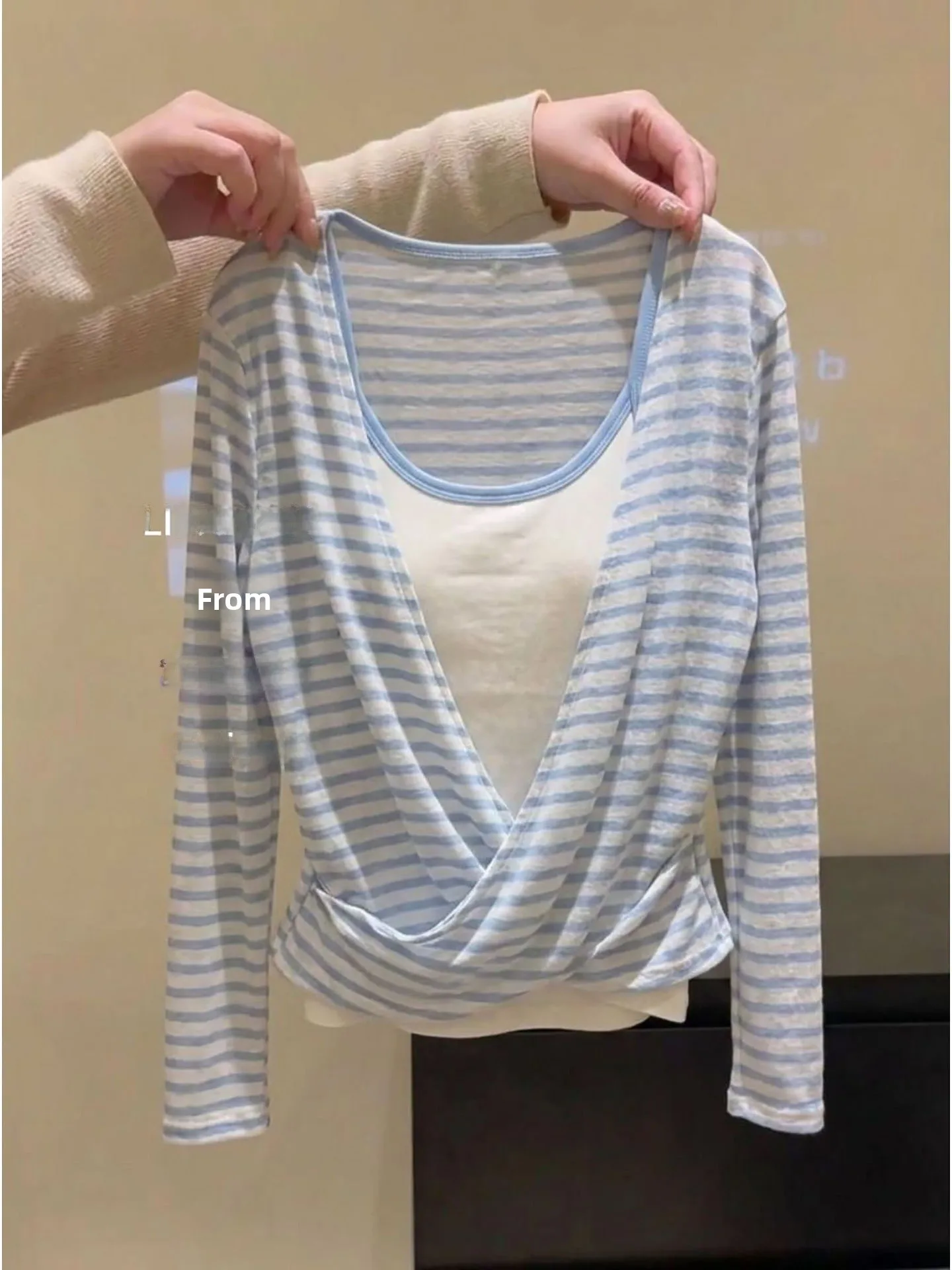 Camiseta de manga larga con cuello en V y rayas azules y blancas estilo coreano para mujer, conjunto de top ultrafino con protección solar, conjunto de moda casual.