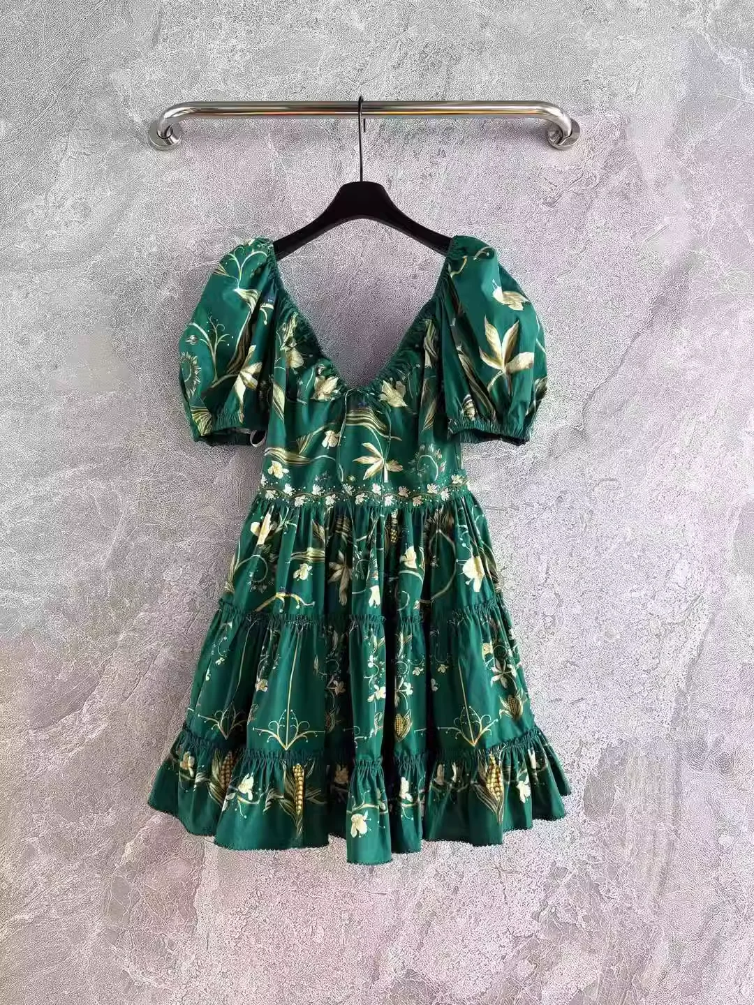 

Женское зеленое платье с цветочным принтом, новинка 2025, элегантное женское мини-халат с v-образным вырезом и пышными рукавами, оборками