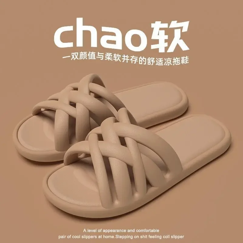 Zapatillas para mujer en verano, zapatos de uso interior para el hogar, zapatillas antideslizantes para baño, nuevas zapatillas frescas para parejas con pies inodoros 2024