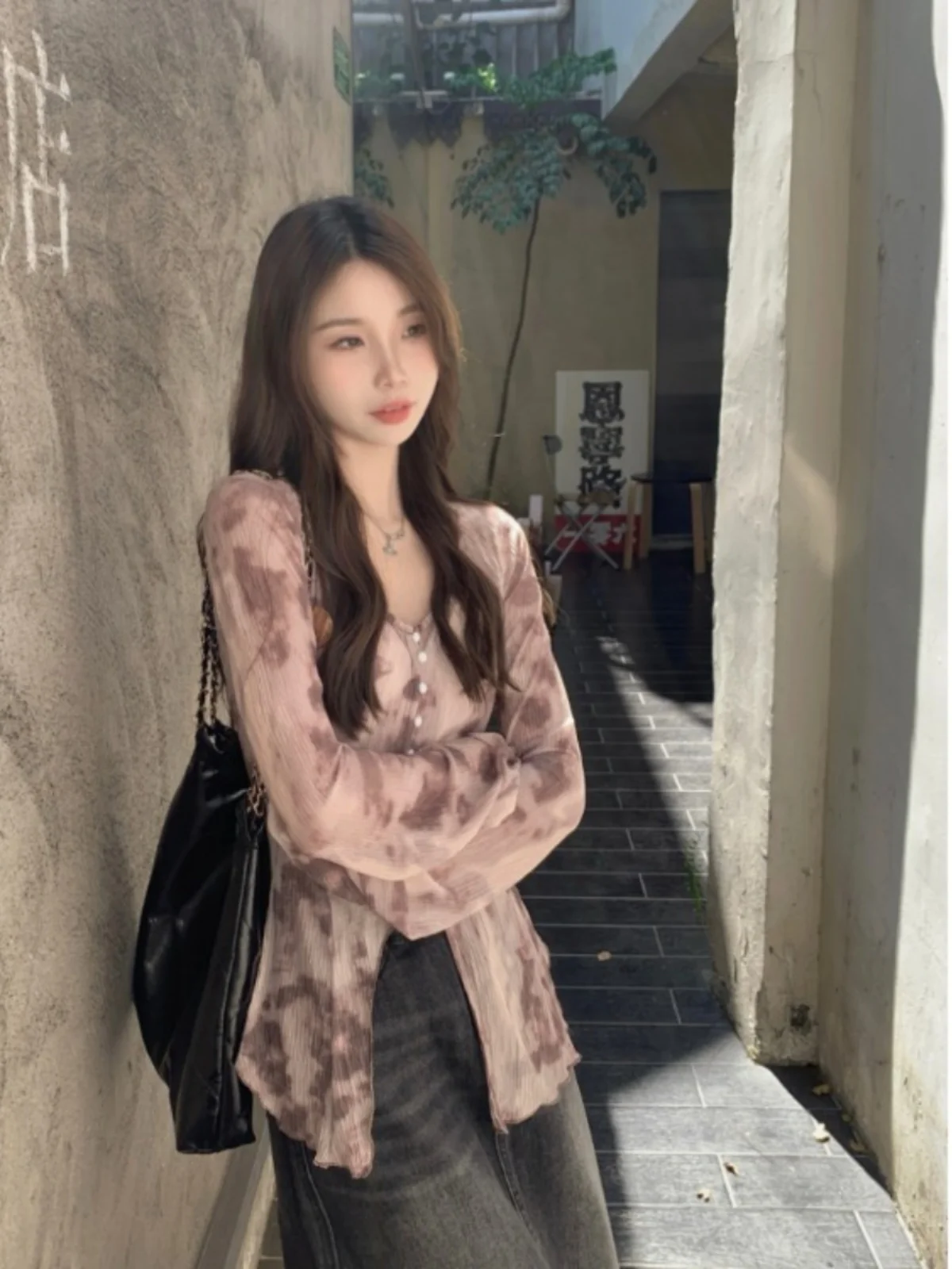 

Elegant V-Neck Ombre Chiffon Shirt Women's Spring 2026 New Slim Fit Single Button Bell Sleeve Long Sleeve Top Korean Style Co...