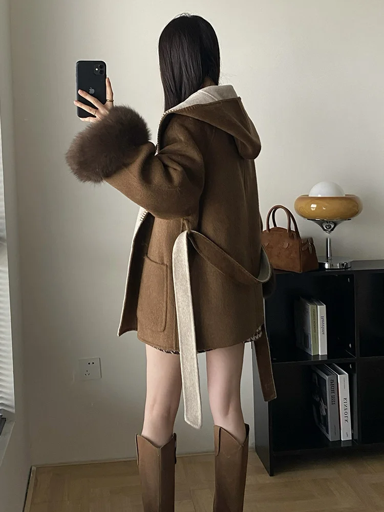 เสื้อโค้ทผู้หญิงฤดูใบไม้ร่วงฤดูหนาวปี 2025 ผ้าแคชเมียร์ผสมขนสัตว์แท้ แต่งปลายแขนด้วยขนจิ้งจอกธรรมชาติ พร้อมเข็มขัด ทรงเข้ารูป เสื้อคลุมสำหรับผู้หญิง