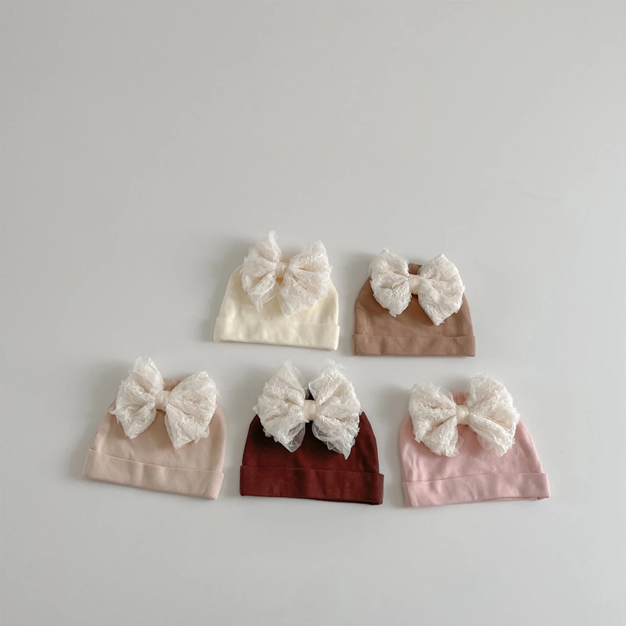 Baby Hat Beanie - หมวกเด็กอ่อนผ้าลูกไม้สีขาวประดับโบว์ สำหรับเด็กแรกเกิด 0-2 ปี หมวกบีนนี่สำหรับฤดูใบไม้ผลิและฤดูใบไม้ร่วง หมวกคลุมศีรษะเด็กผู้หญิงน่ารัก