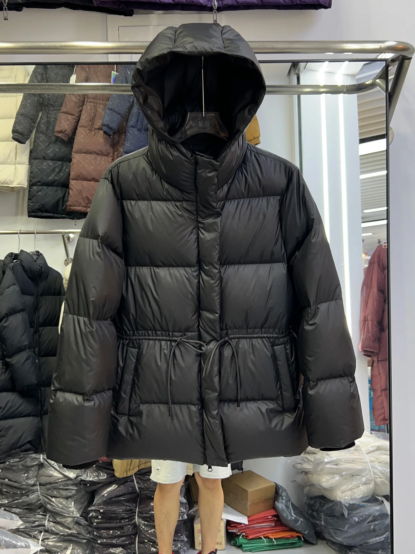 Neue weiße Entendaunenjacke für Damen, mittellang, verdickter Schneeparka, Kordelzug, schlankmachende Puffer-Brotjacke mit Kapuze