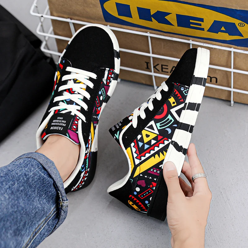 

Men's Sports Running Shoes Canvas Geometric Style Lace-Up Sneakers Couples' Fashionable Graffiti Print Skate Shoes Men