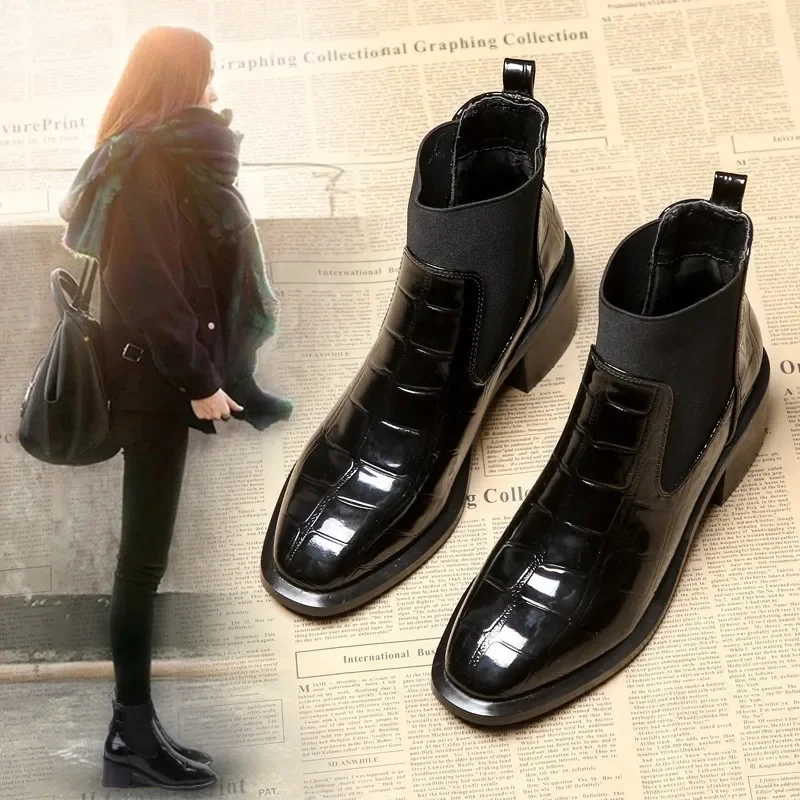 Botas cortas para mujer 2024 nuevo estilo con tacón grueso de felpa invierno nuevo estilo británico botas de tacón medio de charol