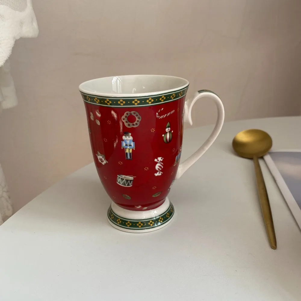 Weihnachtliche Keramiktasse mit rotem Geschenkmuster, hochwertige Tasse, Teetasse, Weihnachtsatmosphäre, sehr schön.