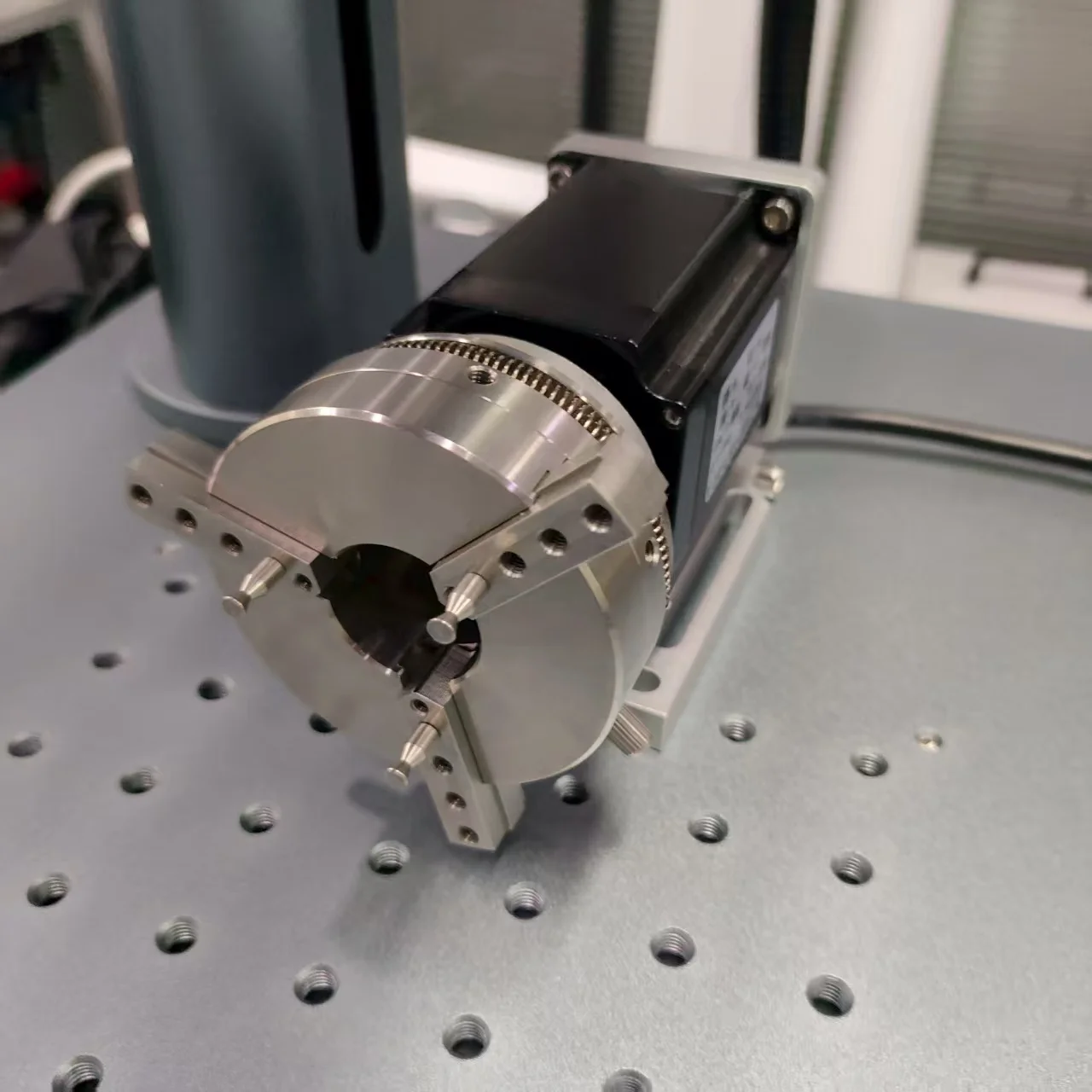 

IPG Fiber Laser Source Marking Machine 100000 Hours Long Lifespan Low Maintenance Cost High Electro-Optical Conversion Rate