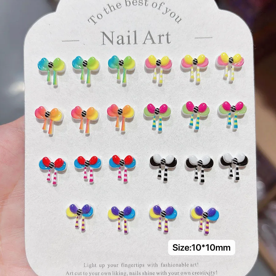 100 Stück 10 x 10 mm bunte gestreifte Schleife-Nagelanhänger – verspielte 3D-Nagelkunst-Dekoration, fröhliches DIY-Nagelzubehör für lustige Maniküre