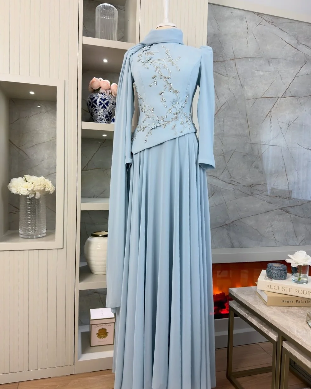 Maßgeschneidertes Himmelblau Luxus Retro Jersey Strass Handgemachtes Blumen-Perlen-Schultertuch A-Linie Hochkragen Lange Kleider Abendkleider