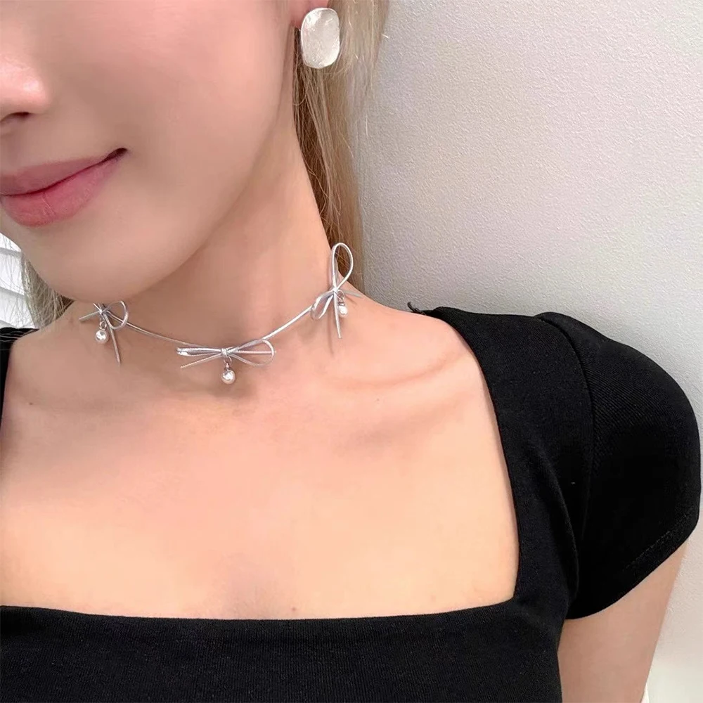 A niche pure desire style handmade bow, leather choker collar necklace, women's high-end pearl collarbone chain