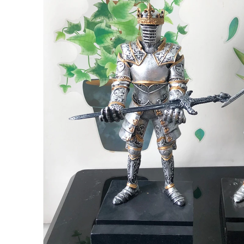 

King soldier knight sculpture pen holder creative room decoration Resin Statue Ornaments retro home decor office decoration gift