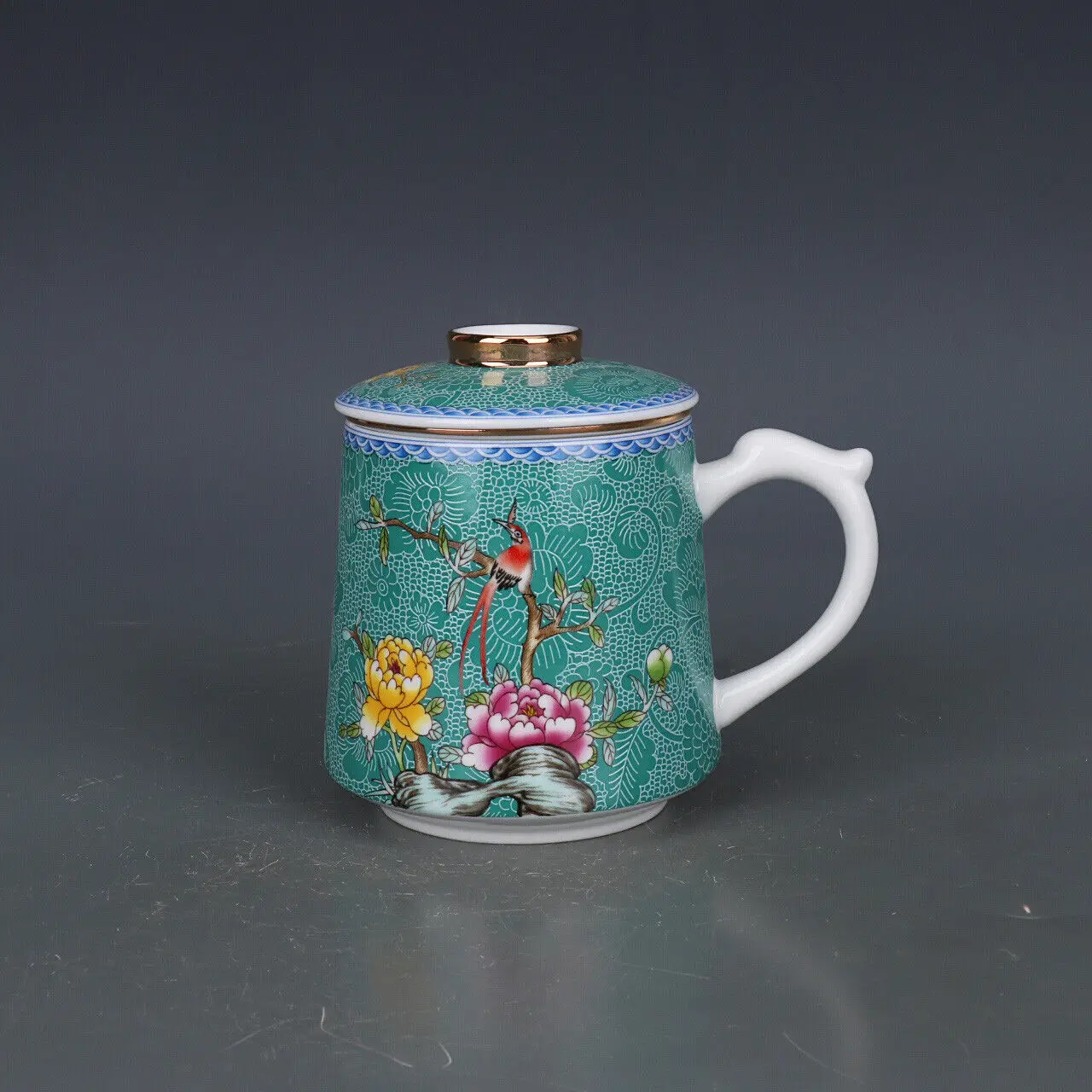 

4.5" China Famille Rose Porcelain Gild Green Glaze Magpie Tree Peony Cup