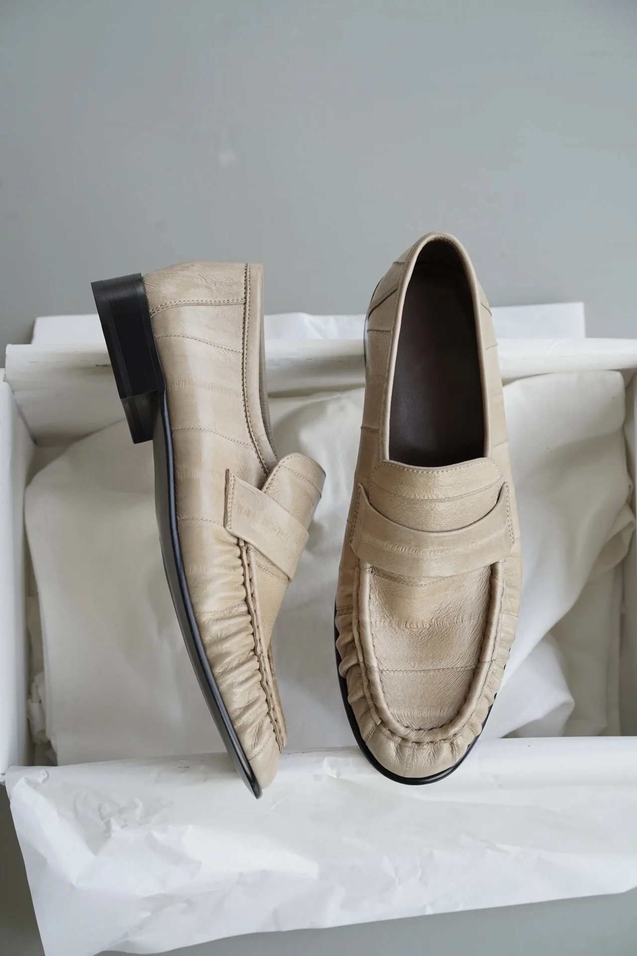 Women\'s Soft Loafers In Eel Leather With Natural Pleat High Quality Flat Shoes 2024 Trend Light Grey Shoes For Women