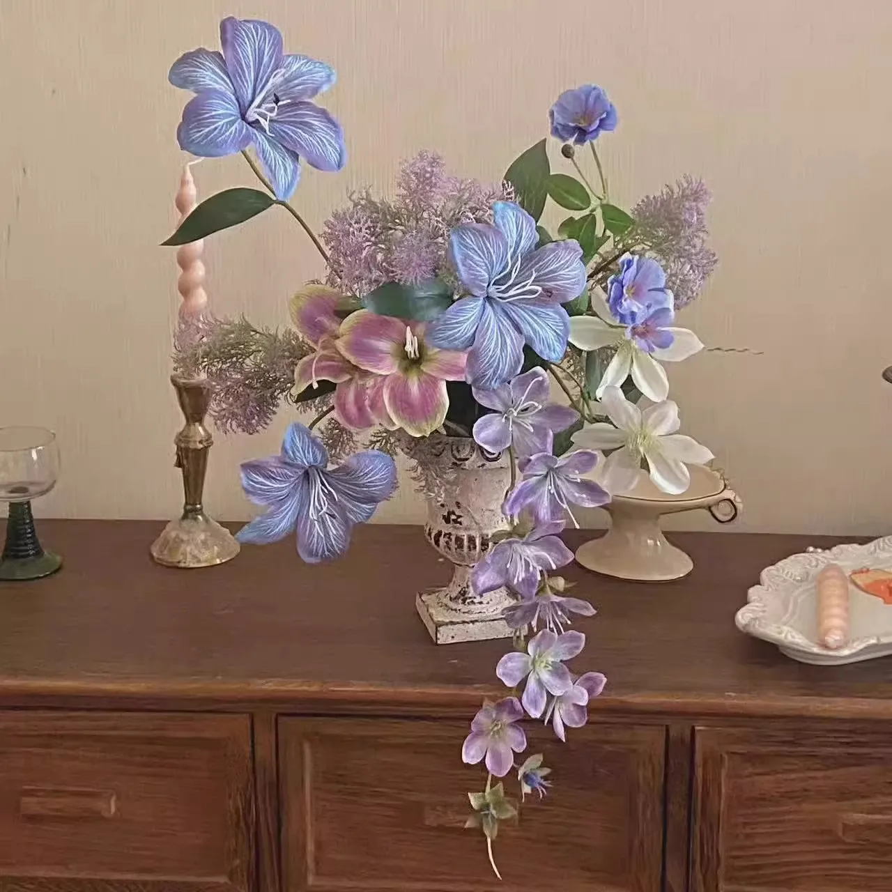 

Оригинальный высококачественный французский ретро-букет искусственных цветов, готовая цветочная композиция для гостиной, мягкий декор для дома.