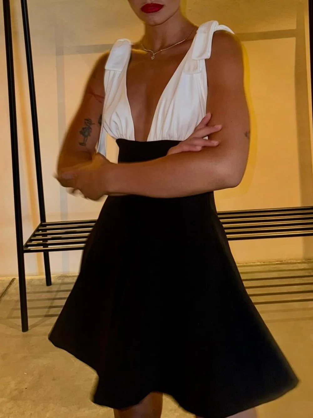 Vestido sexi con tirantes para mujer, minivestido ajustado con tirantes y lazo con escote en V profundo, moda de verano 20225, ropa sencilla de fiesta para mujer