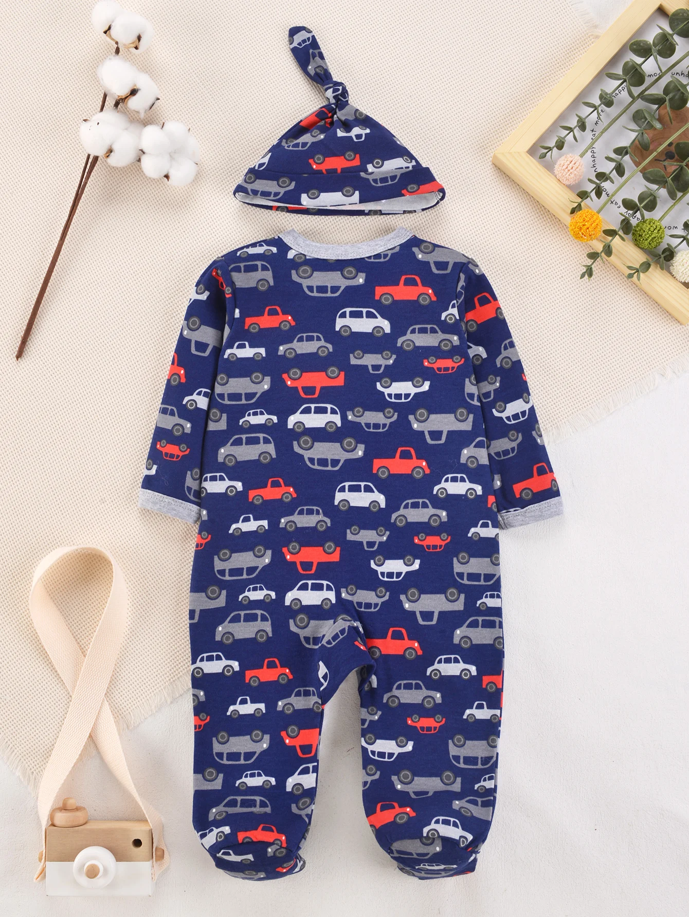 Marineblauer Baby-Strampler mit Auto-LKW-Print, weicher Baumwoll-Strampler mit Reißverschluss und passender geknoteter Mütze für neugeborene Jungen, ganzjährig tragbar