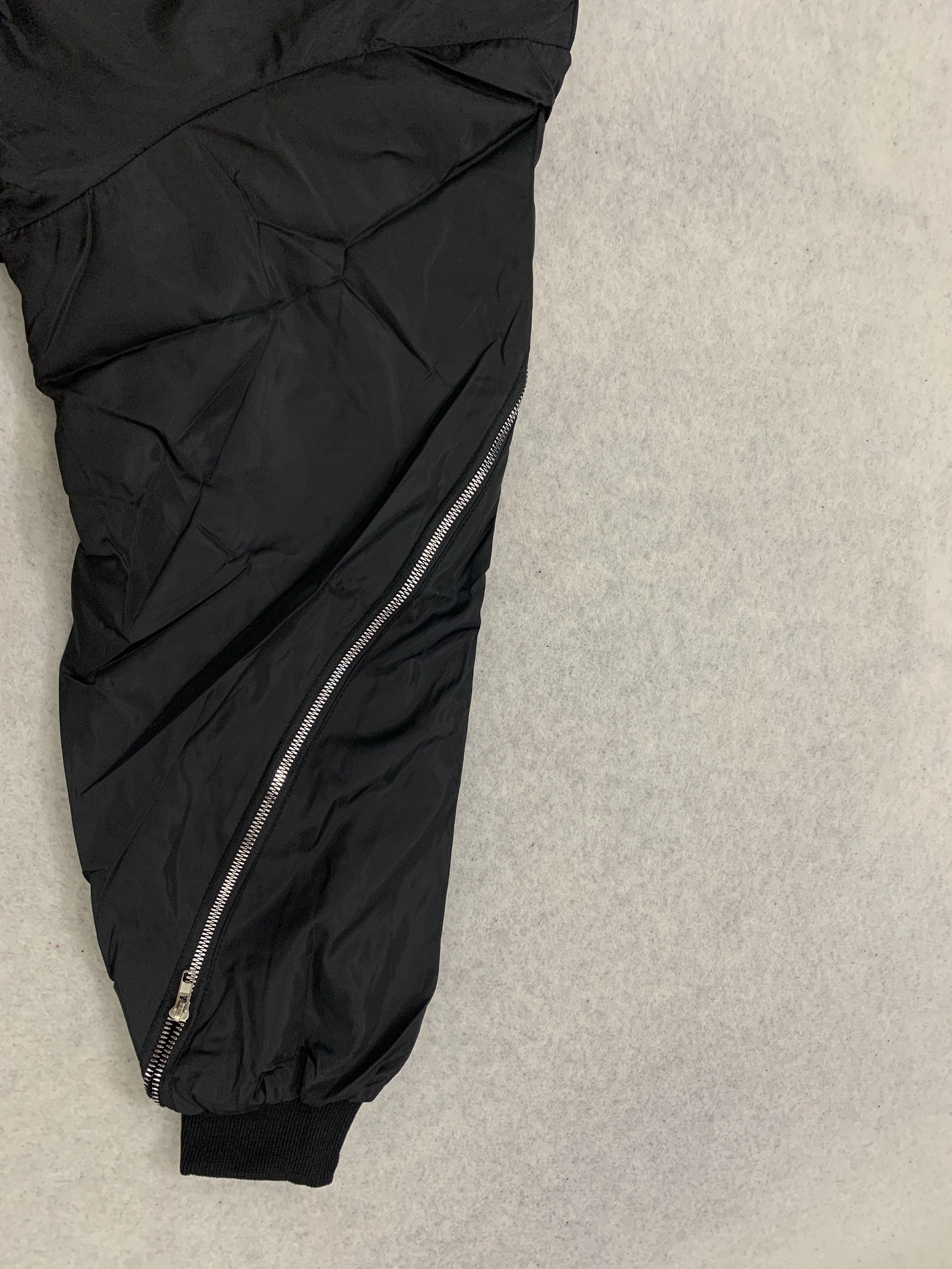Kurze Jacke mit Oversize-Puffärmeln, Stehkragen, durchgehendem Reißverschluss, mehreren Reißverschlusstaschen und großem Logo-Print für Herren, Street-Skate-Alltagsoutfit. – Detail 7