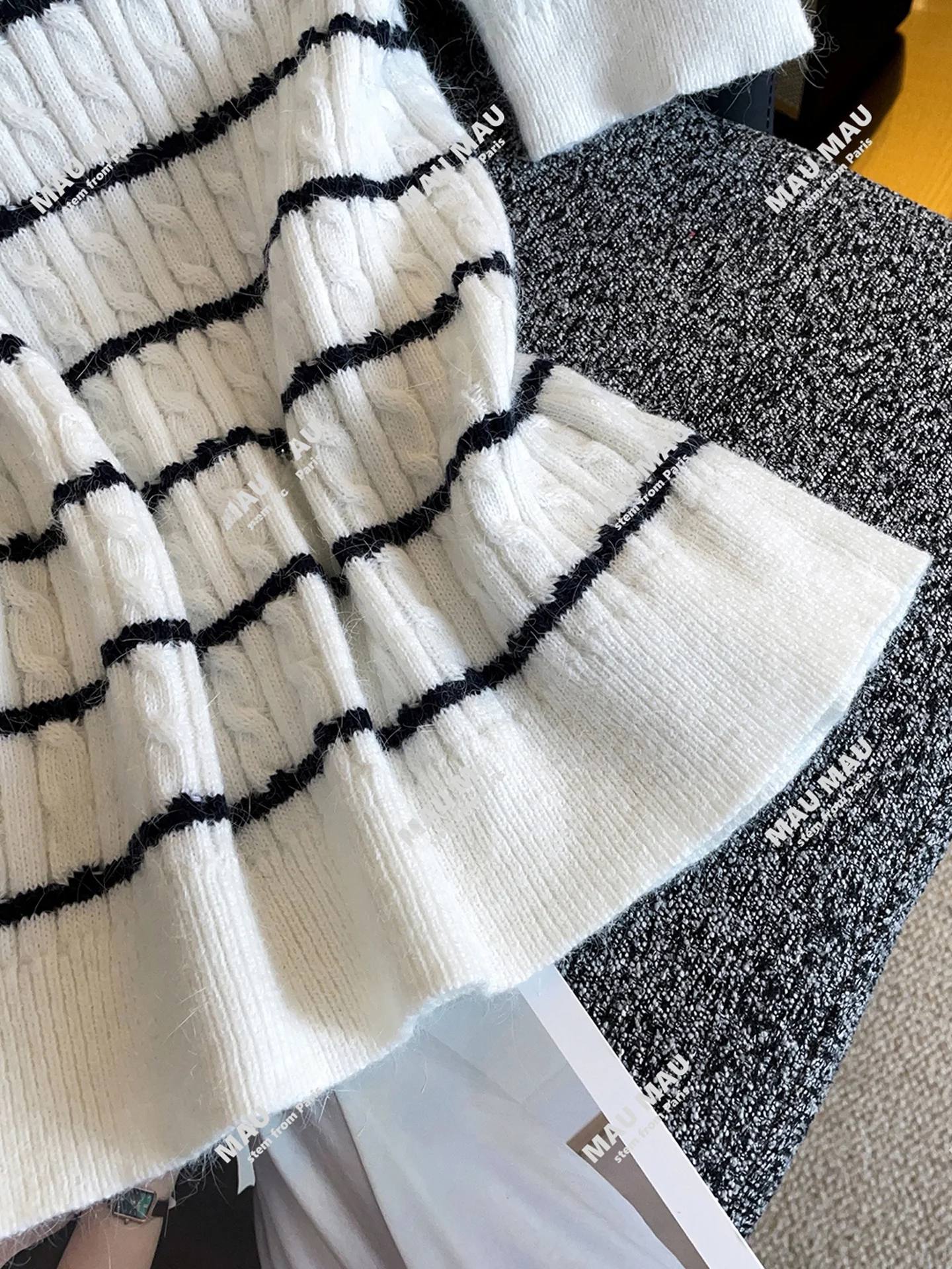 ソフトなストライプニットトップス レディース プレミアムファッション 秋 2025 通勤 スリム ラウンドネック レギュラーフィット ニット