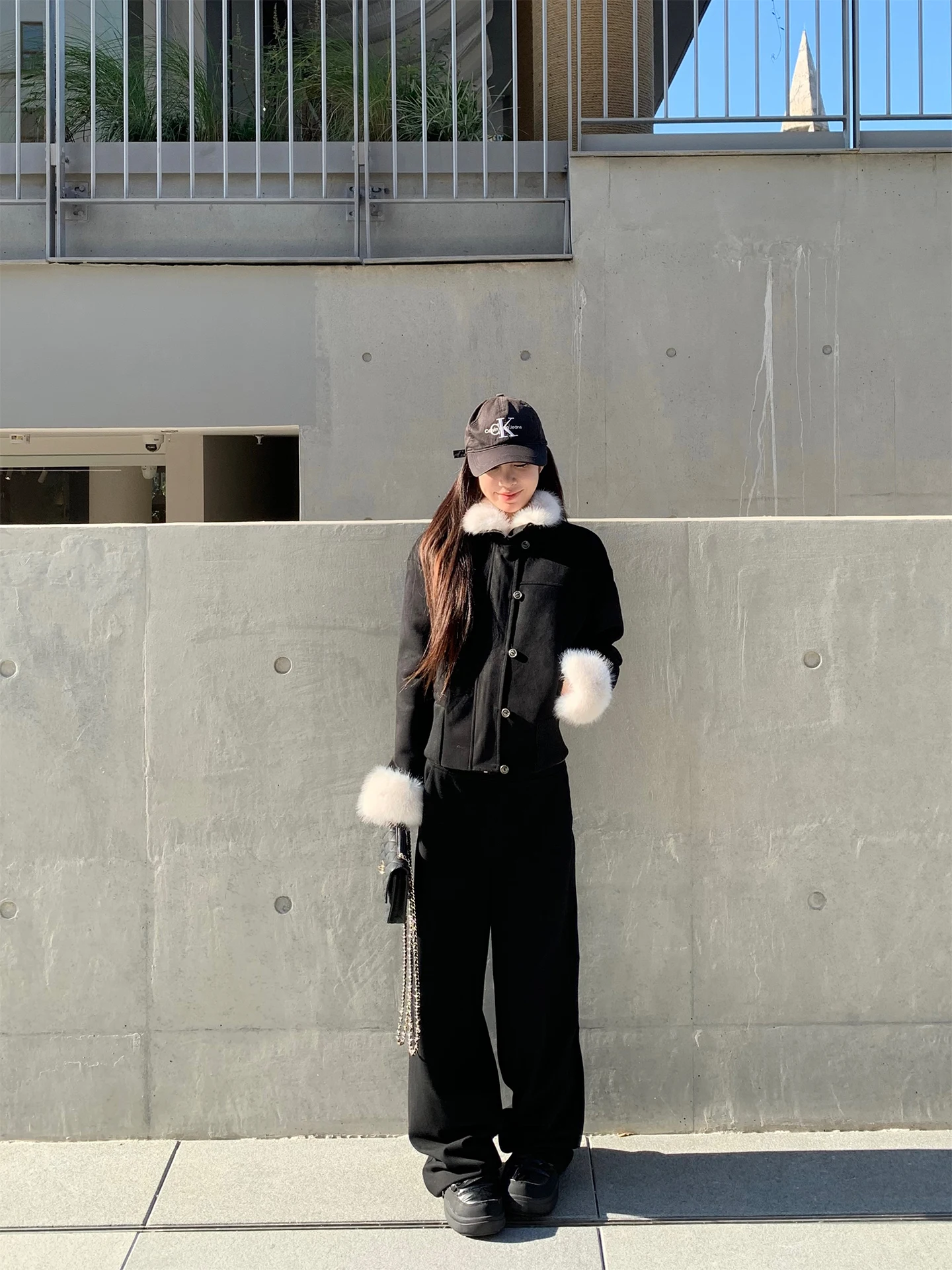 

Женская замшевая куртка FHEER: повседневная, модная, из полиэстера, с меховым воротником, интегрированной кожаной и меховой отделкой, экологичная.