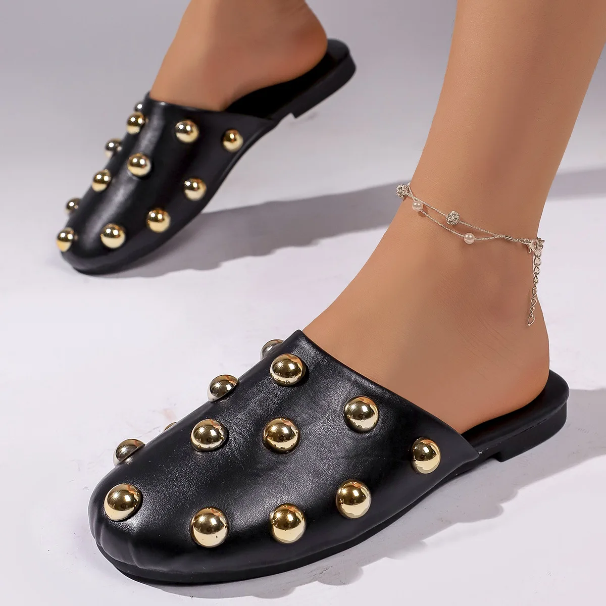 Bequeme Slip-On-Sandalen mit Metallnieten, lässige, abgedeckte Zehenpartie, weiche Gummisohle, flache Schuhe für den Alltag – Detail 19