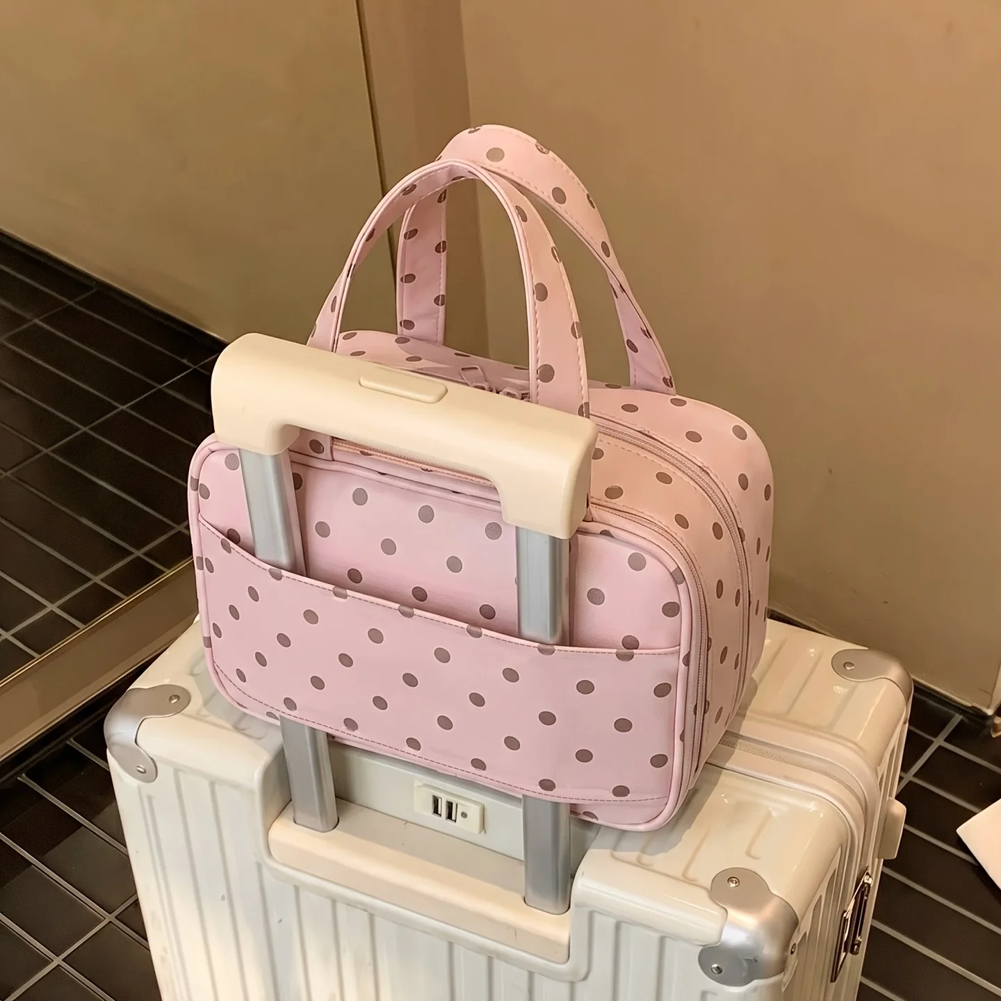 2026 Neues Modell Gepunktete Tragbare Kosmetiktasche, Große Kapazität Make-up-Aufbewahrungstasche aus PU-Material mit Schichtdesign, Dreischichtiges Trenndesign, Kann am Koffer aufgehängt werden, mit Mehreren Netztaschen Innen, Reise-Toilettentasche, Aufbewahrungstasche, mit Stabilem Griff, Tragbare Kosmetiktasche für Frauen – Detail 6