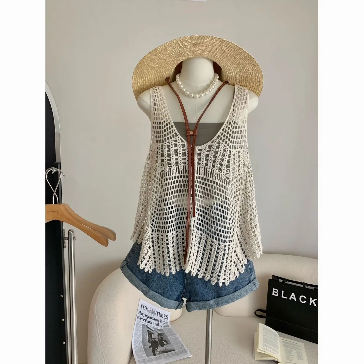 

Майка женская, летняя, новая, высококачественная, с нишевым дизайном, повседневная, простая, популярная, в стиле девушки, полый вязаный жилет, рубашка без рукавов