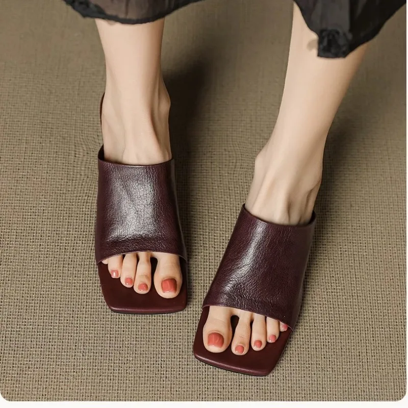 شباشب ناعمة عصرية وبسيطة جديدة لعام 2025 صنادل نسائية خارجية بمقدمة مربعة صيفية جديدة على الموضة صنادل بمزاج عتيق