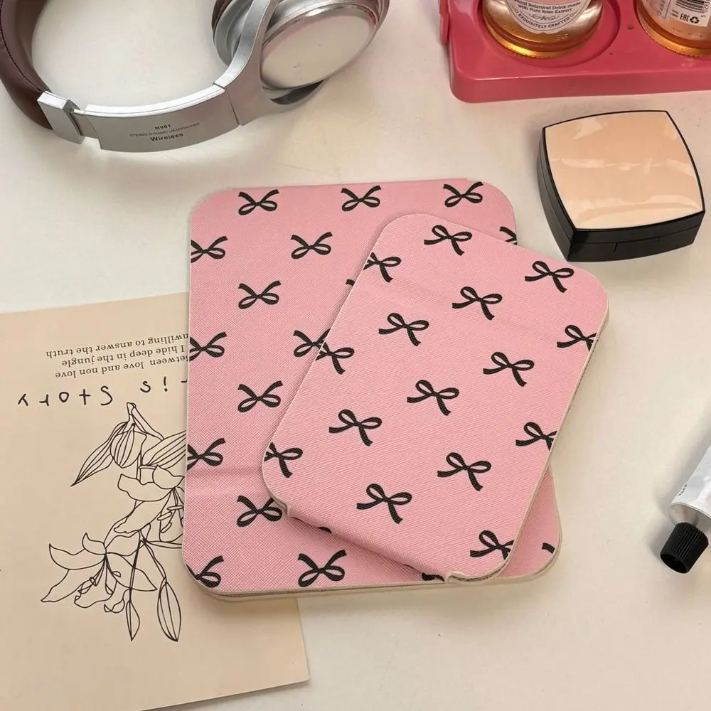 Pu-Leder-Desktop-Standspiegel, rosa Schleife, kompakter Kosmetikspiegel, Kosmetikspiegel, leicht, leicht zu tragen, zusammenklappbarer Make-up-Spiegel