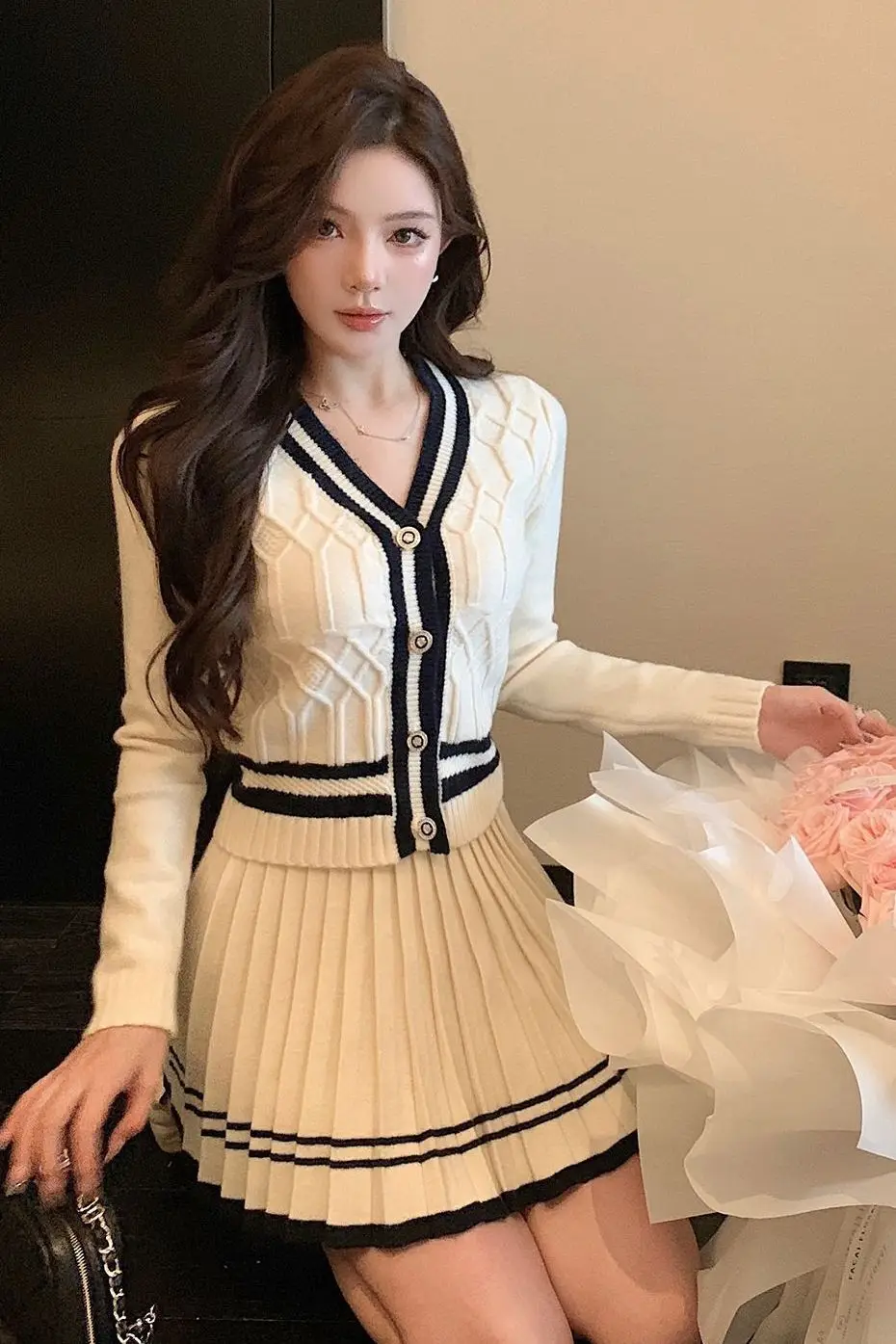 2025 Preppy نمط ريترو الخامس الرقبة محبوك مجموعات المرأة طويلة الأكمام سترة مطوي تنورة صغيرة دعوى فضفاضة تناسب أنيقة 2 قطعة مجموعة