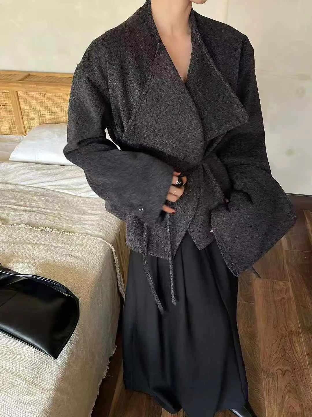 เสื้อแจ็คเก็ตขนสั้นผู้หญิง BJTZ รุ่นปี 2025 พร้อมผ้าคลุมคอและเข็มขัดรัดเอว ให้ความอบอุ่นสำหรับฤดูใบไม้ร่วงและฤดูหนาว ดีไซน์ทันสมัย สีพื้น เรียบง่าย ใส่ได้หลากหลายโอกาส