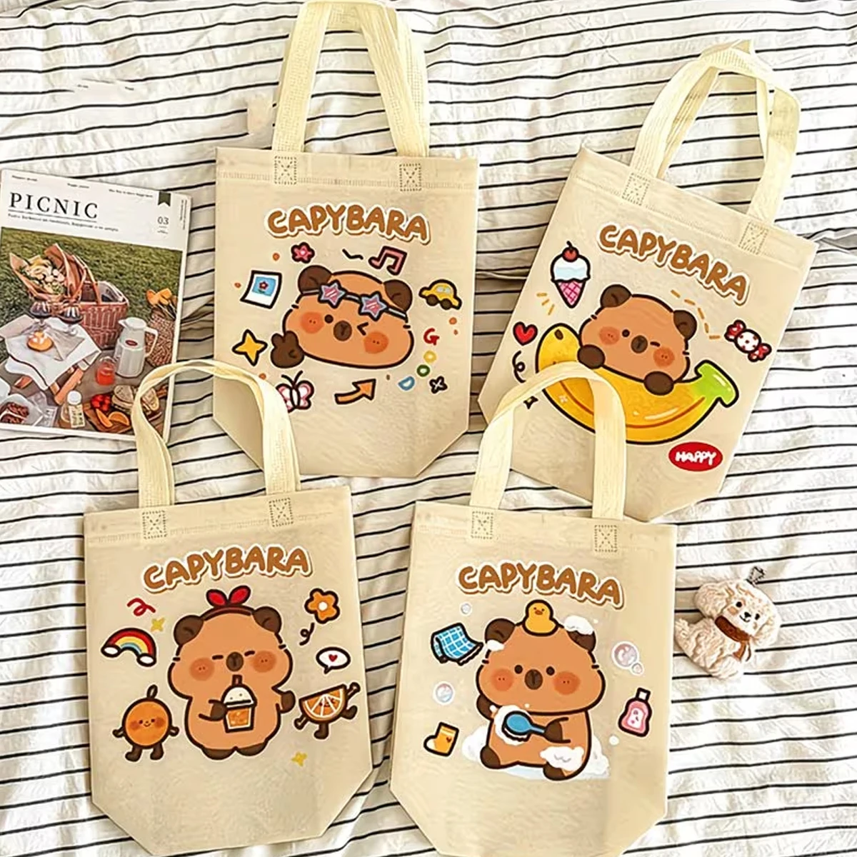 Ensemble de 4 sacs cadeaux à motifs de dessins animés, adaptés aux cadeaux pour elle/lui, sac fourre-tout Capybara (motif aléatoire), motif cochon d'Inde mignon, sacs cadeaux non tissés, adaptés pour les emballages de