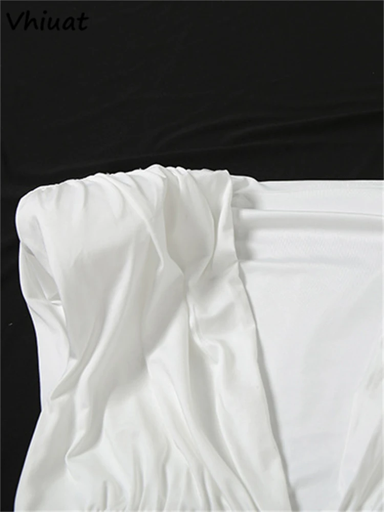 Vhiuat فستان نسائي مثير بفتحة منخفضة ورقبة على شكل V للنوادي الليلية والحفلات المسائية فستان صيفي ضيق مكشكش أسود أنيق موضة فستان قصير 2025