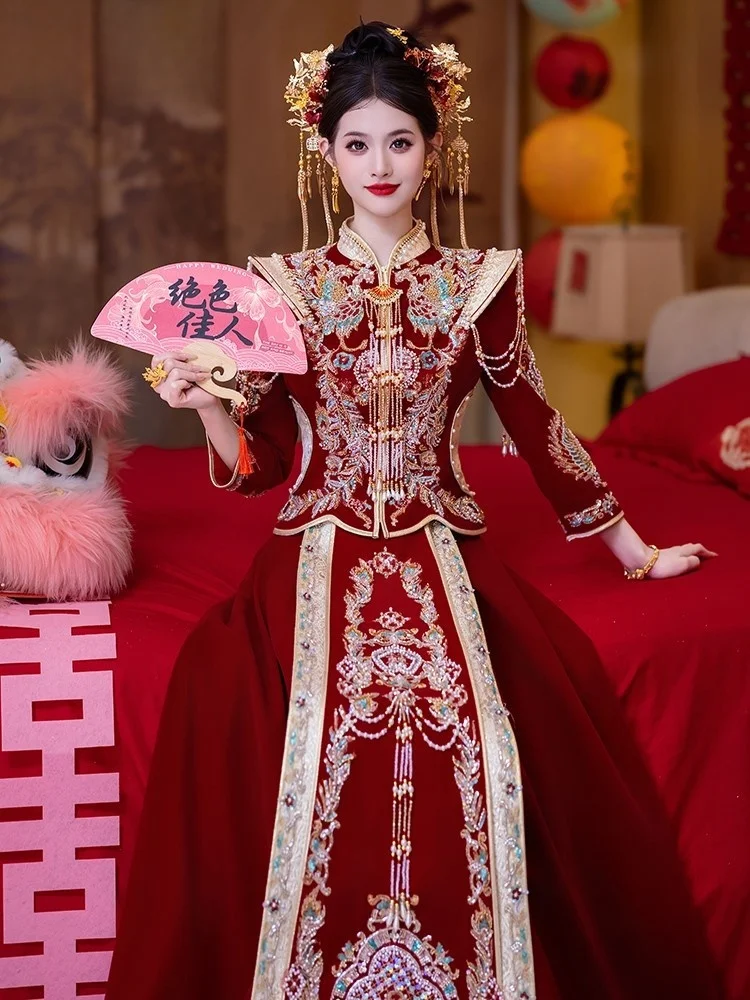 

This Chinese-style wedding dress is a gown for brides velvet heavy and form-fitting