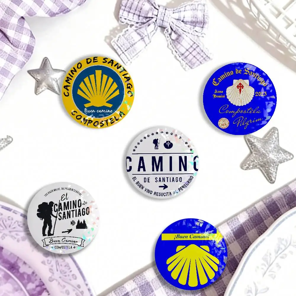 Insignia Láser Amarilla de Camino de Santiago con Diseño de Concha para Ropa, Mochilas, Sombreros, Accesorios, Regalos para Niños, Amigos, Fans y Coleccionistas