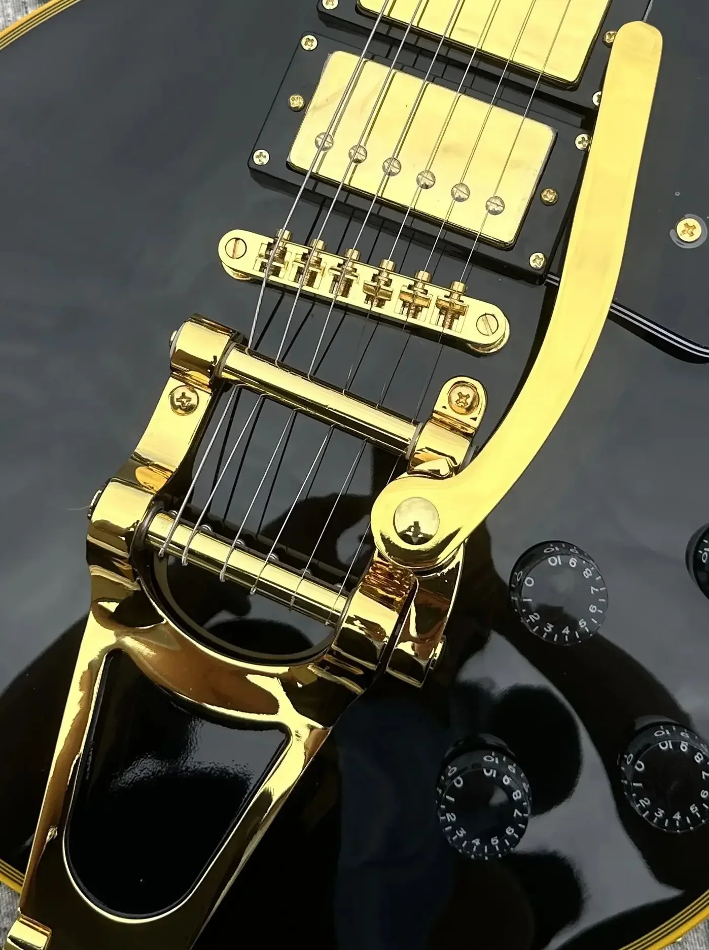 Customized electric guitar, yellow logo and body edging, 3 pickups, golden jazz vibrato, in stock