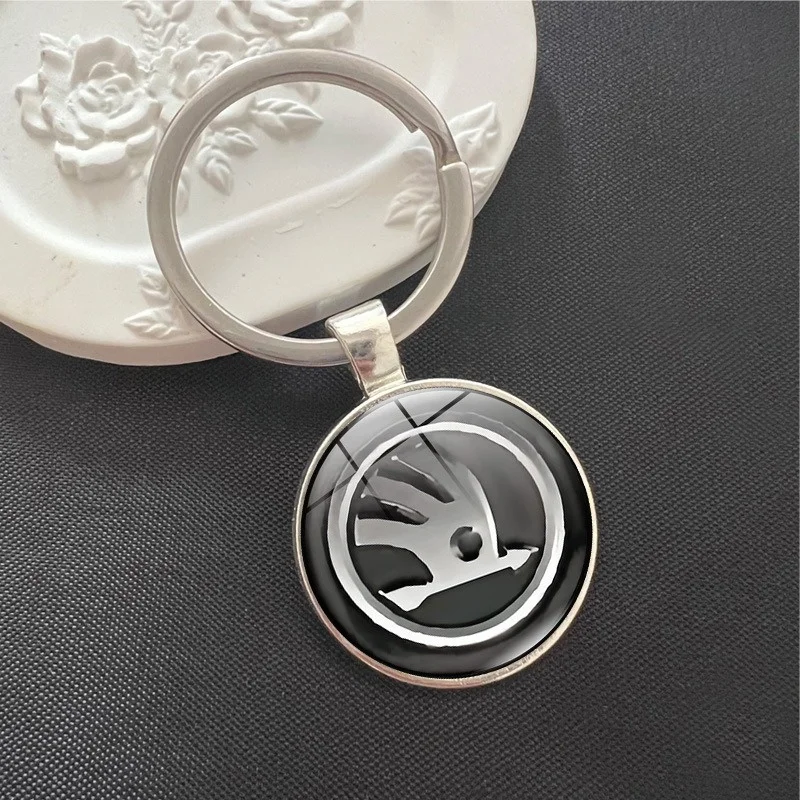 

New metal car shape LOGO key chain car gift jewelry for Skoda octavia fabia rapid yeti superb octavia a5 a7 Interior Accessories
