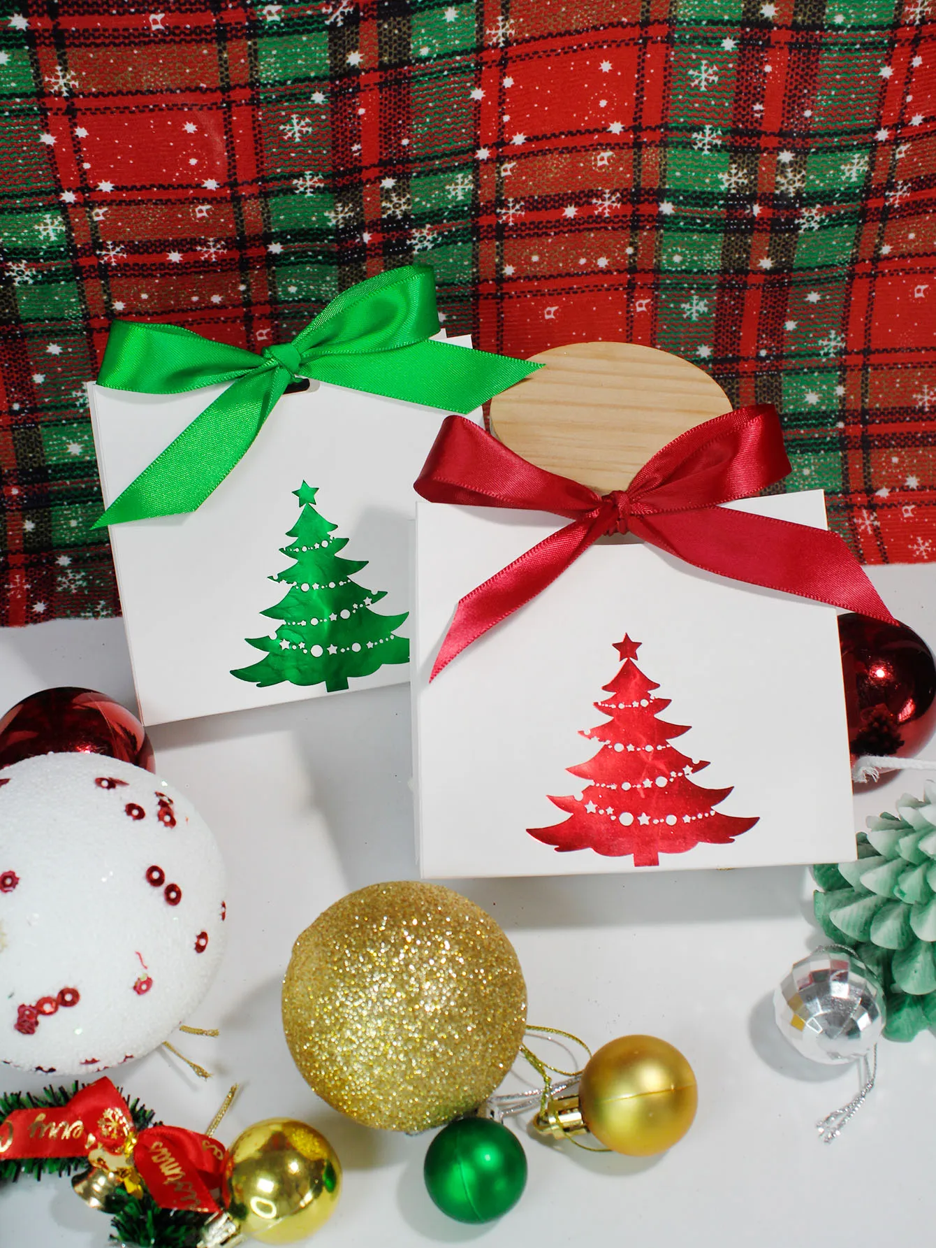 Happy Christmas candy box, children\'s gift box, festive decoration atmosphere, and candy placement