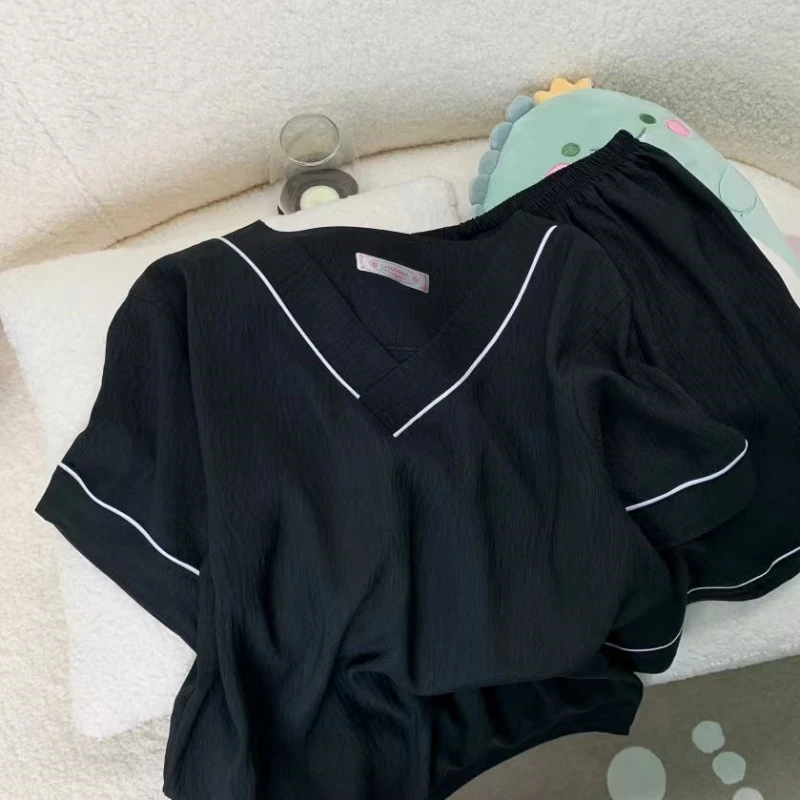 V-neck black [short-sleeved shorts]