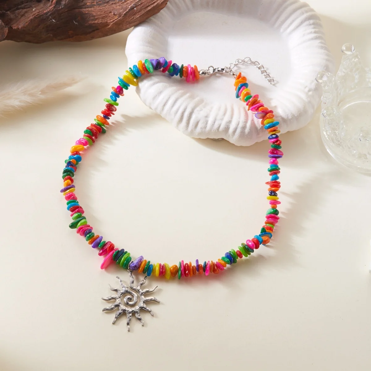 Retro-Halskette mit unregelmäßigen Muschelperlen in Maillard-Farben und Sonnenwirbel-Anhänger für Damen und Herren, doppellagige Sonnenblumen-Kette, Choker-Schmuck – Detail 17