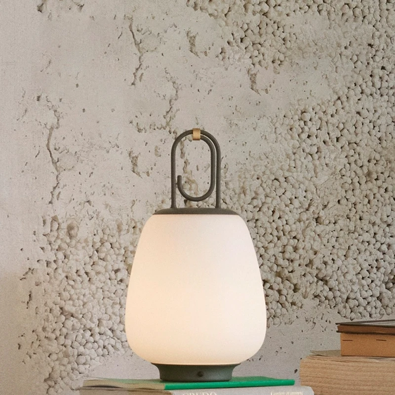 مصباح طاولة بجانب السرير للدراسة في الأماكن المغلقة، وظيفة شحن، مفتاح ضغط على زر، ضوء دافئ، تعديل ثلاثي المستويات، زجاج معدني