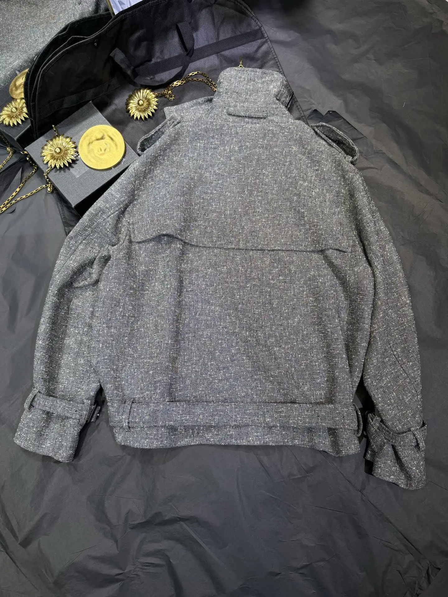 High-quality, stylish women's jacket with a fashionable waistband and slim double-button short coat for the 2026 winter season