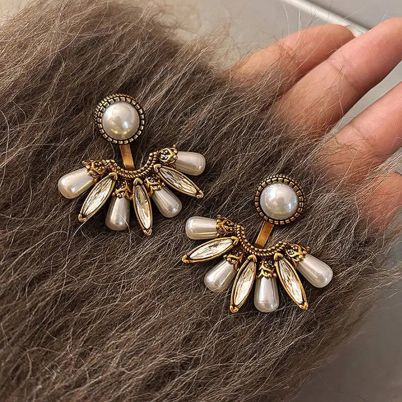 Elegante, diamantbesetzte, fächerförmige Perlen-Ohrstecker im Vintage-Stil mit silbernen Nadeln – ein luxuriöses High-End-Gefühl