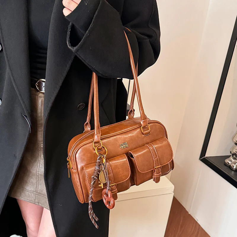 

Women Retro Underarm Bag with Pendant Vintage Armpit Bag PU Leather Casual Soft Handbag Travel Shopping Date Handbag