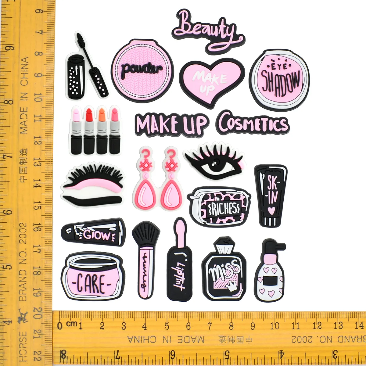 Amuletos de zapatos de maquillaje de belleza rosa para Crocs, accesorios de Pin, dijes, zuecos, zapatilla, pulsera, decoración, regalos de fiesta para mujer