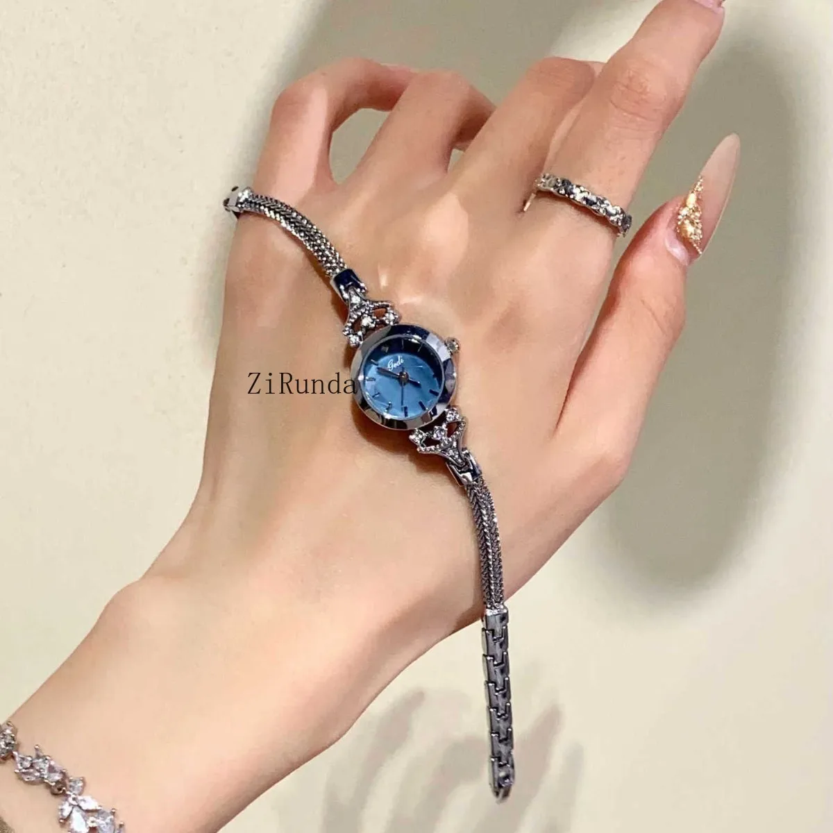 ساعة سوار ساعة نسائية صغيرة رائعة ذات قيمة عالية وخفيفة الوزن وساعات نسائية فاخرة في مكان العمل