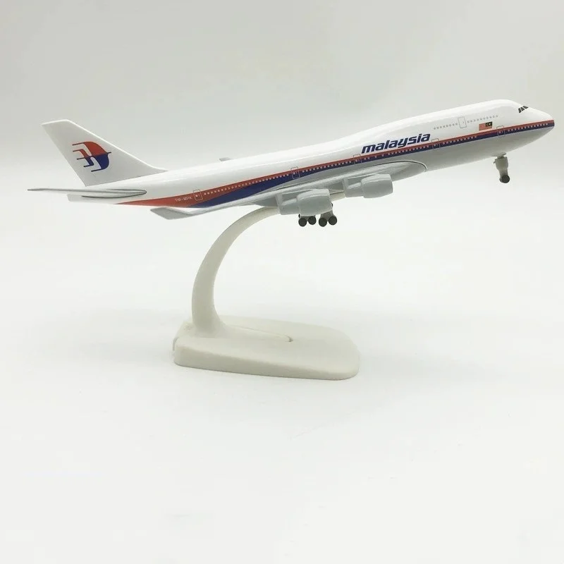 

Масштабная модель самолета Boeing 747 Malaysia Airlines, 20 см, металлическая, литая, с шасси, игрушка для детей, декор для дома
