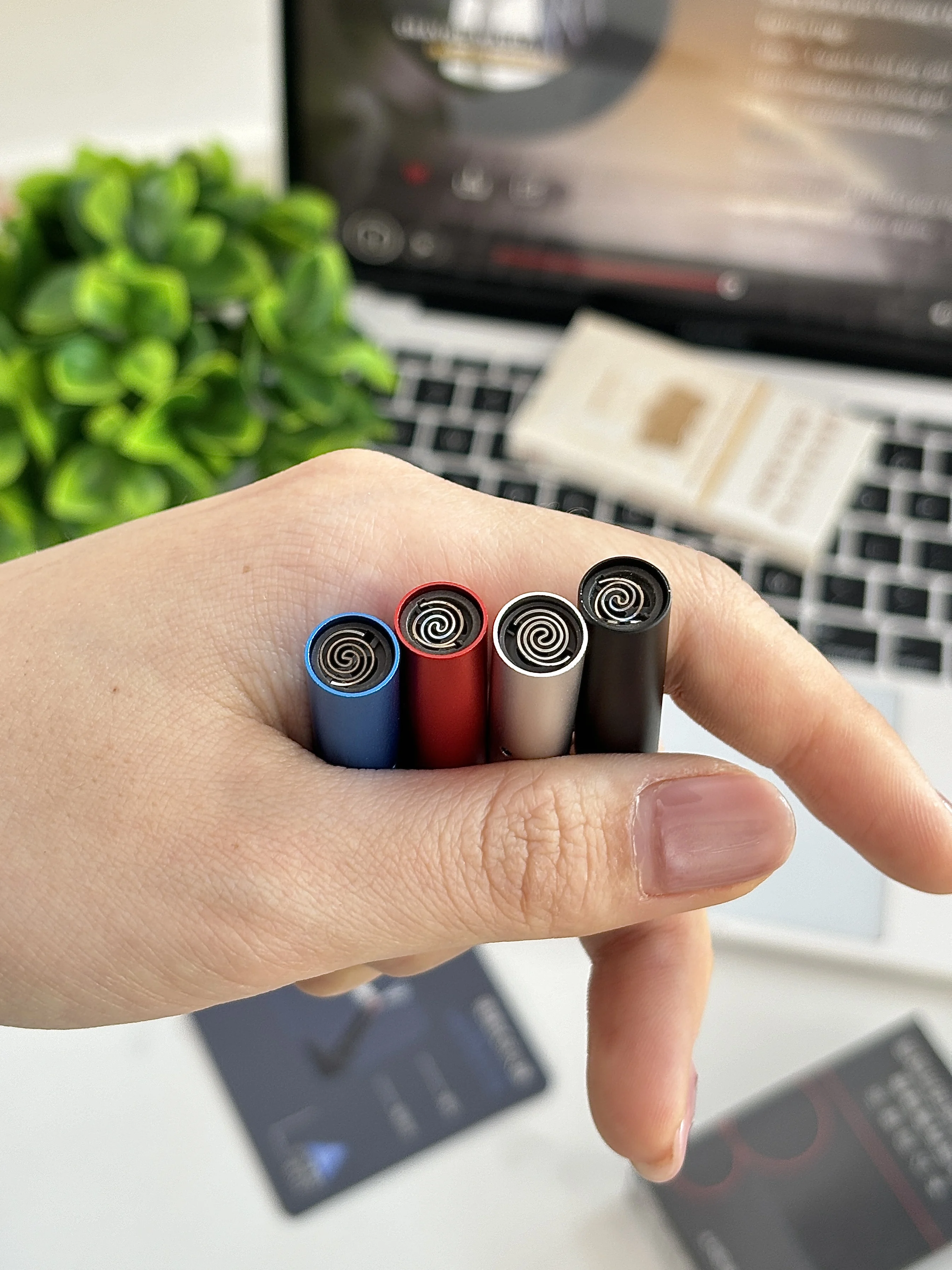 ولاعة سجائر صغيرة من النوع C ولاعة سجائر صامتة لاسلكية يمكن حملها على الطائرات بدون بطاريات ولاعة سيجار