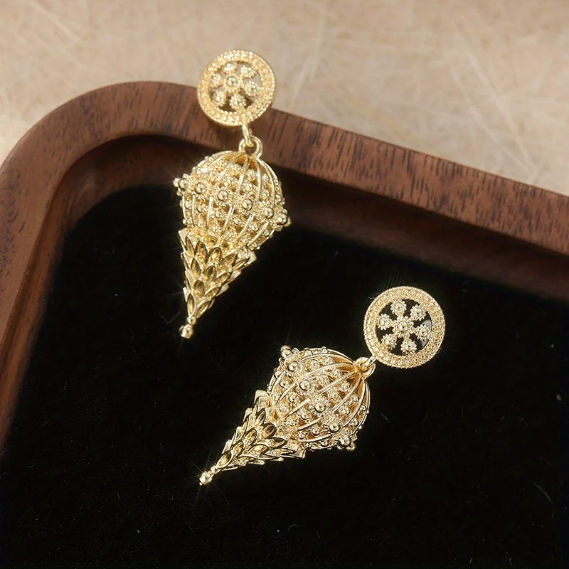 Vintage Gorgeous Hollowed Golden Plated Pendant Stud Earrings for Women's Fashion Exquiaite Banquet Wedding Jewelry Accessories