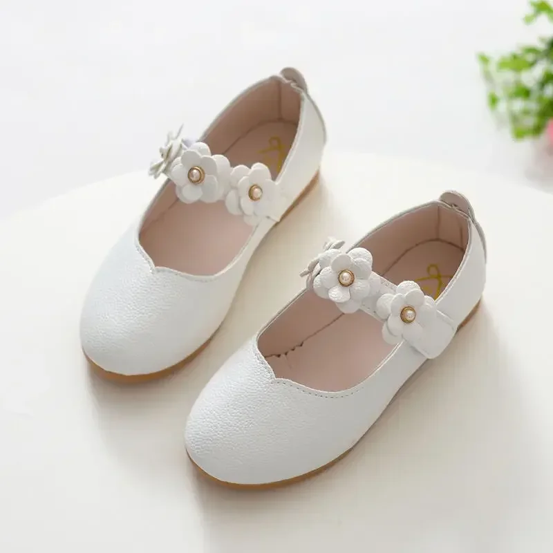 

Children Princess Shoes Rivets Flower Strap Soft Sole Mary Jane Shoes for School Performance Hook and Loop Breathable Sandals